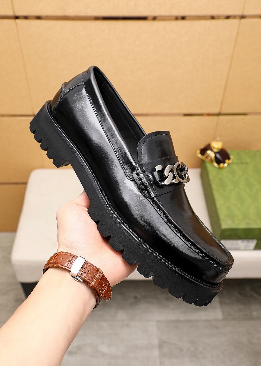 Men's shoes 💰460 💐 Product trademark: GUCCI "Gucci" casual leather shoes Regular size: 39-44 (38.45🉑️customized) Product materials: Selected imported first-layer open-edge beaded cowhide upper + luxury hardware buckle, imported water-dyed cowhide leather lining. Strong three-dimensional visual effect, foam outsole Color: 2⃣️colors available